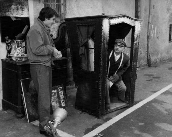 Set del film "Venga a prendere il caffè... da noi" - Regia Alberto Lattuada - 1970 - Il regista Alberto Lattuada sul set con un operatore