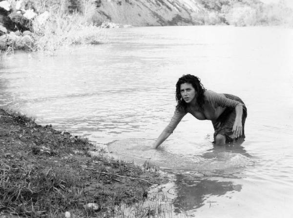 Scena del film "La cicala" - Regia Alberto Lattuada - 1980 - L'attrice Clio Goldsmith nel fiume