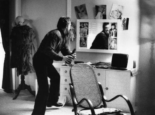 Scena del film "La cicala" - Regia Alberto Lattuada - 1980 - L'attore Anthony Franciosa lancia una bottiglia contro uno specchio