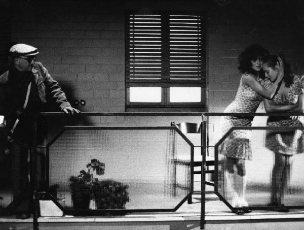 Set del film "La cicala" - Regia Alberto Lattuada - 1980 - Le attrici Barbara De Rossi e Clio Goldsmith su un balcone osservate dal regista Alberto Lattuada