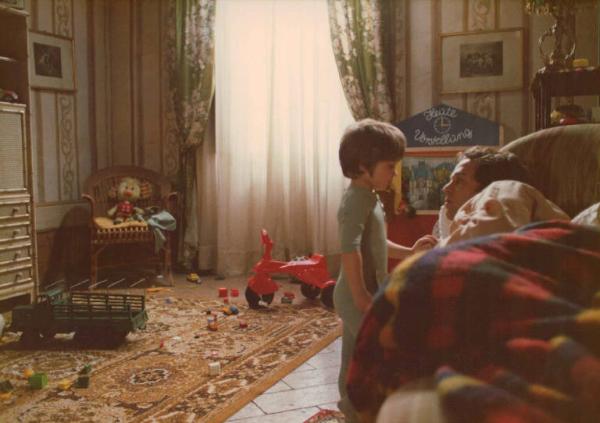 Scena del film "Oh! Serafina" - Regia Alberto Lattuada - 1976 - L'attore Renato Pozzetto a letto e un bambino