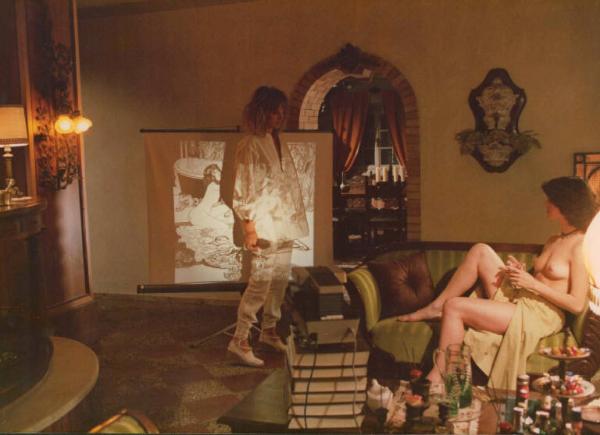 Scena del film "Oh! Serafina" - Regia Alberto Lattuada - 1976 - Le attrici Dalila Di Lazzaro e Angelica Ippolito nuda sul divano