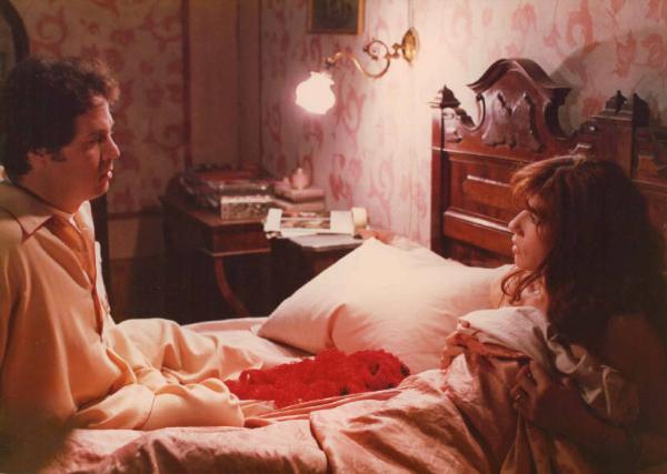 Scena del film "Oh! Serafina" - Regia Alberto Lattuada - 1976 - Gli attori Renato Pozzetto e Angelica Ippolito a letto