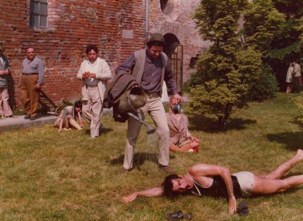 Scena del film "Oh! Serafina" - Regia Alberto Lattuada - 1976 - L'attore Renato Pozzetto e attori non identificati in un giardino