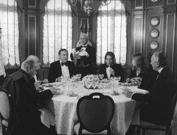 Set del film "Oh! Serafina" - Regia Alberto Lattuada - 1976 - L'attore Ettore Manni a tavola con attori non identificati