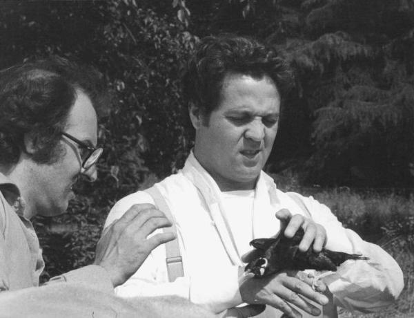 Set del film "Oh! Serafina" - Regia Alberto Lattuada - 1976 - L'attore Renato Pozzetto tiene in mano un merlo aiutato da un operatore della troupe