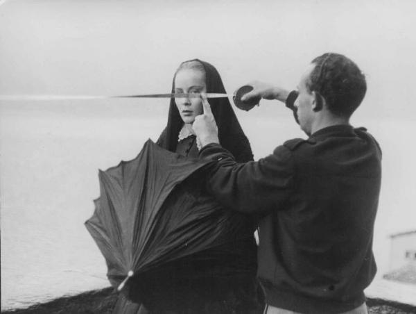 Set del film "Piccolo mondo antico" - Regia Mario Soldati - 1941 - L'attrice Alida Valli con un ombrello sul set con un operatore