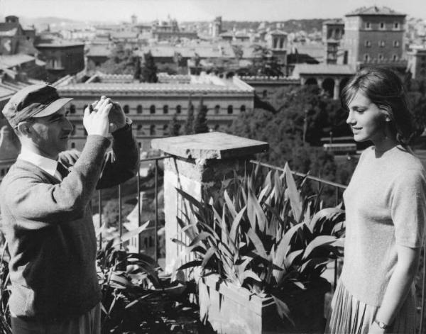 Set del film "I dolci inganni" - Regia Alberto Lattuada - 1960 - Il regista Alberto Lattuada fotografa l'attrice Catherine Spaak