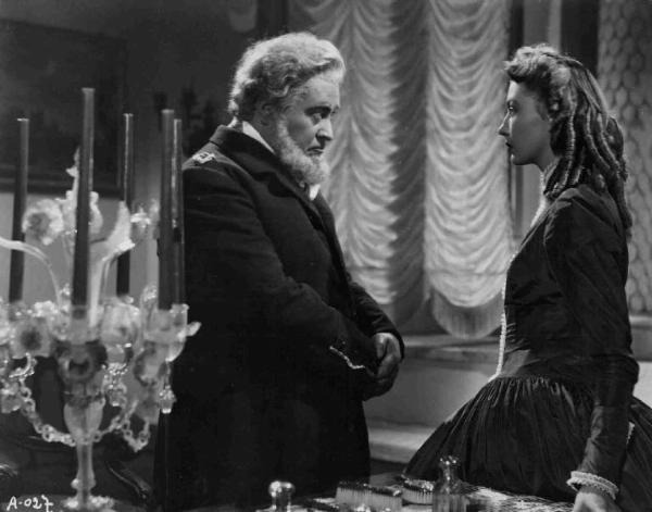 Scena del film "Abbandono" - Regia Mario Mattoli - 1940 - Gli attori Corinne Luchaire e Camillo Pilotto