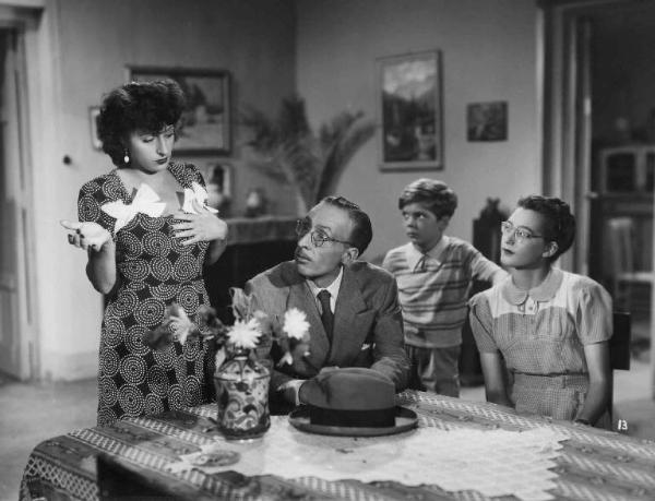 Scena del film "Abbasso la ricchezza" - Regia Gennaro Righelli - 1946 - Gli attori Anna Magnani, John Garson, Vito Chiari e un'attrice non identificata