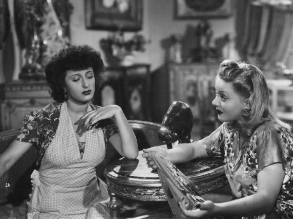 Scena del film "Abbasso la miseria" - Regia Gennaro Righelli - 1944 - Le attrici Anna Magnani e Marisa Vernati