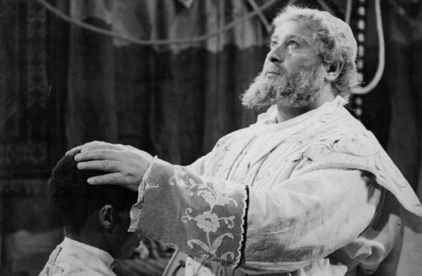 Scena del film "Abuna Messias" - Regia Goffredo Alessandrini - 1939 - L'attore Roberto Pasetti in abiti clericali benidice un'uomo