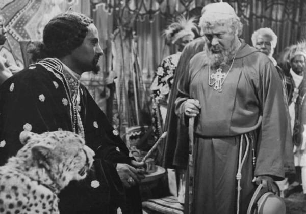 Scena del film "Abuna Messias" - Regia Goffredo Alessandrini - 1939 - Gli attori Ippolito Silvestri e Roberto Pasetti