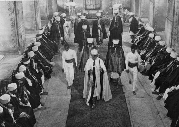 Scena del film "Abuna Messias" - Regia Goffredo Alessandrini - 1939 - L'attore Mario Ferrari seguito da attori non identificati
