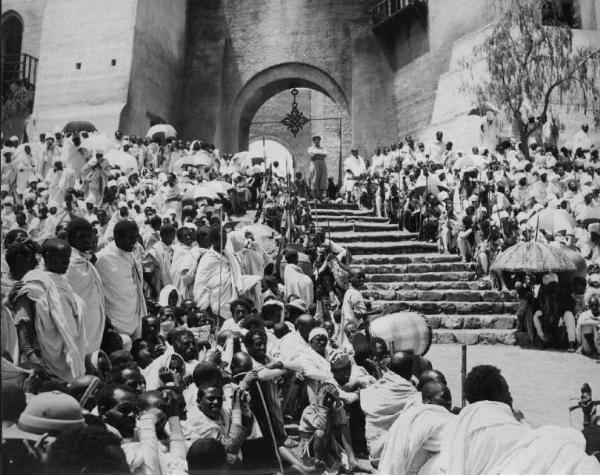 Scena del film "Abuna Messias" - Regia Goffredo Alessandrini - 1939 - Folla di abissini in occasione di una cerimonia