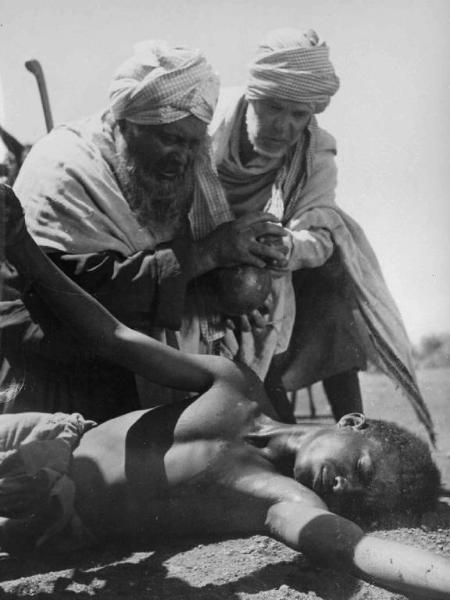 Scena del film "Abuna Messias" - Regia Goffredo Alessandrini - 1939 - L'attore Roberto Pasetti osserva un uomo steso a terra