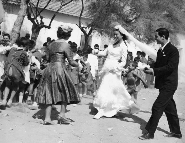 Scena del film "A cavallo della tigre" - Regia Luigi Comencini - 1961 - Gli attori Nino Manfredi, in abiti nuziali, e Valeria Moriconi, vestita da sposa