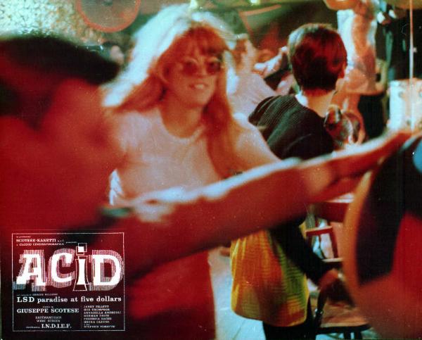 Scena del film "Acid - Delirio dei sensi" - Regia Giuseppe Maria Scotese - 1967 - Attrici non identificate che danzano