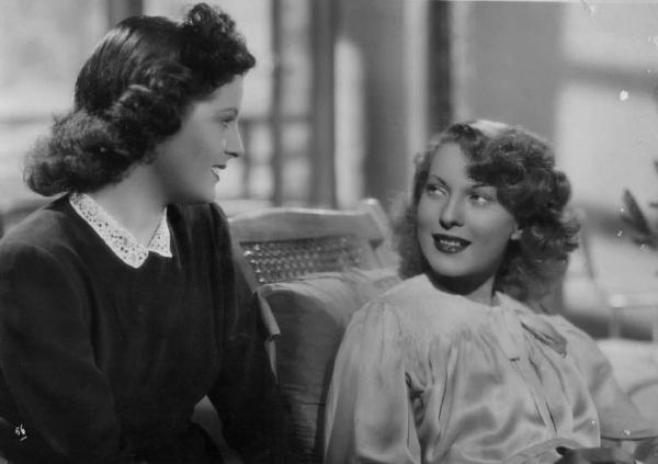 Scena del film "Acque di primavera" - Regia Nunzio Malasomma - 1942 - Le attrici Vanna Vanni e Mariella Lotti