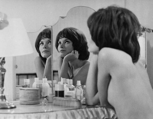 Scena del film "Addio, Alexandra" - Regia Enzo Battaglia - 1969 - L'attrice Colette Descombes allo specchio