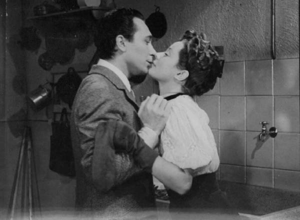 Scena del film "Addio giovinezza" - Regia Ferdinando Maria Poggioli - 1940 - Gli attori Adriano Rimoldi e Maria Denis si danno un bacio