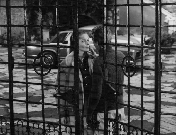 Scena del film "Ad ogni costo" - Regia Giuliano Montaldo - 1967 - L'attrice Luciana Angiolillo e un attore non identificato davanti a un cancello