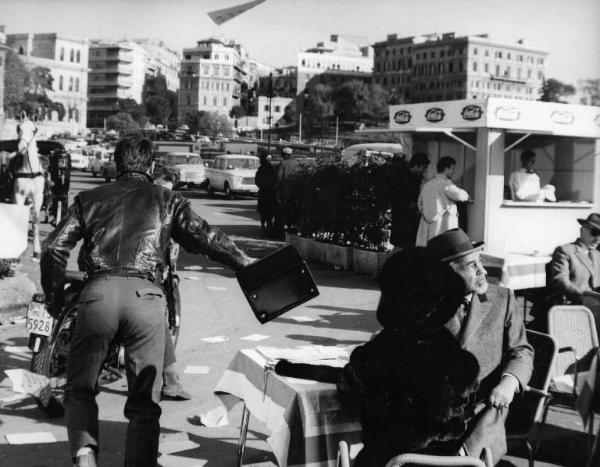 Scena del film "Ad ogni costo" - Regia Giuliano Montaldo - 1967 - L'attore Edward G. Robinson al tavolino di un bar con un'attrice non identificata