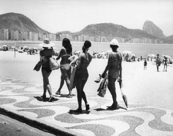 Scena del film "Ad ogni costo" - Regia Giuliano Montaldo - 1967 - Donne in bikini sulla spiaggia id Copacabana a Rio de Janeiro