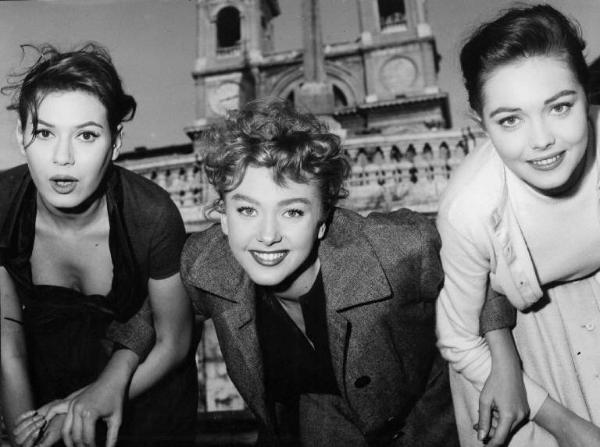 Scena del film "Adorabili e bugiarde" - Regia Nunzio Malasomma - 1958 - Le attrici Eloisa Cianni, Isabelle Corey e Ingeborg Schöner a Piazza di Spagna