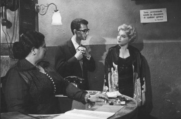 Scena del film "Adua e le compagne" - Regia Antonio Pietrangeli - 1960 - L'attrice Simone Signoret e due attori non identificati
