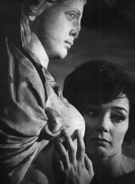 Scena del film "Adua e le compagne" - Regia Antonio Pietrangeli - 1960 - L'attrice Emmanuelle Riva accanto a una statua