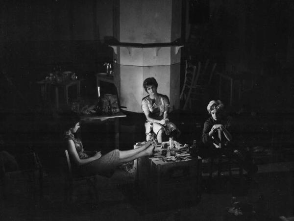 Scena del film "Adua e le compagne" - Regia Antonio Pietrangeli - 1960 - Le attrici Sandra Milo, Gina Rovere e Simone Signoret sedute attorno a una cassa di legno