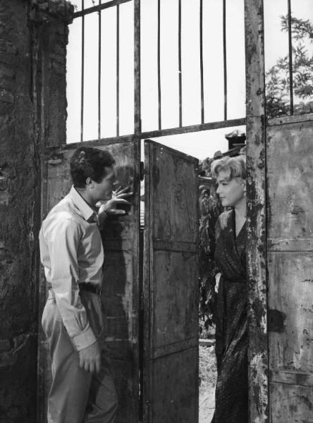 Scena del film "Adua e le compagne" - Regia Antonio Pietrangeli - 1960 - Gli attori Marcello Mastroianni e Simone Signoret