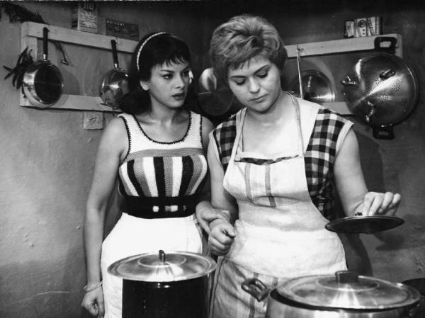 Scena del film "Adua e le compagne" - Regia Antonio Pietrangeli - 1960 - Le attrici Sandra Milo e Gina Rovere in cucina tra le pentole