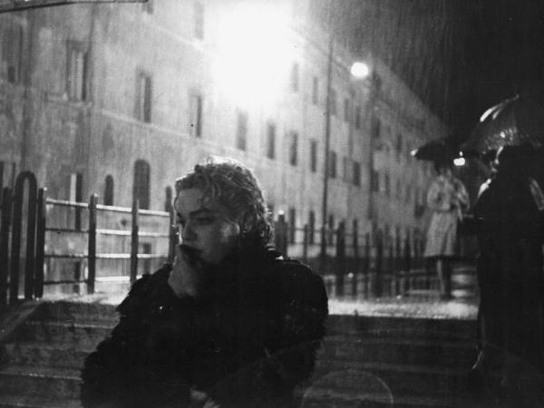 Scena del film "Adua e le compagne" - Regia Antonio Pietrangeli - 1960 - L'attrice Simone Signoret sotto la pioggia
