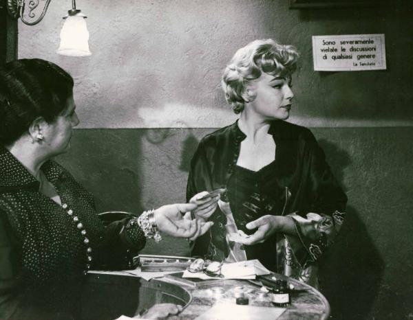 Scena del film "Adua e le compagne" - Regia Antonio Pietrangeli - 1960 - L'attrice Simone Signoret e un'attrice non identificata