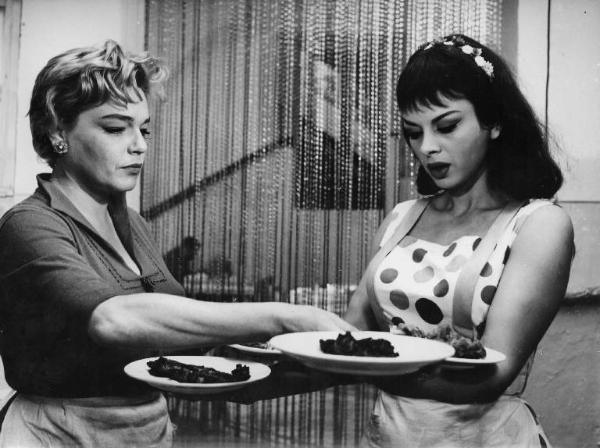 Scena del film "Adua e le compagne" - Regia Antonio Pietrangeli - 1960 - Le attrici Simone Signoret e Sandra Milo in cucina