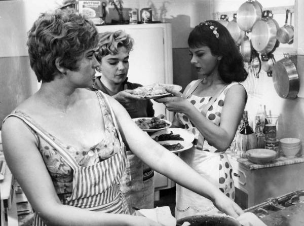 Scena del film "Adua e le compagne" - Regia Antonio Pietrangeli - 1960 - Le attrici Gina Rovere, Simone Signoret e Sandra Milo in cucina