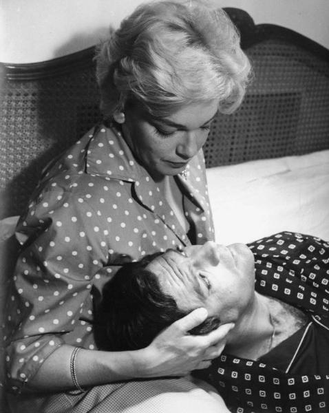Scena del film "Adua e le compagne" - Regia Antonio Pietrangeli - 1960 - Gli attori Simone Signoret e Marcello Mastroianni a letto