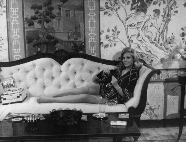 Scena del film "L'affare Beckett" - Regia Osvaldo Civirani - 1966 - L'attrice Natalie Nort stesa su un divano