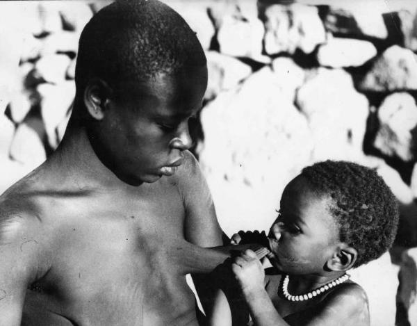 Set del film "Africa ama" - Regia Alfredo Castiglioni, Angelo Castiglioni, Guido Guerrasio, Oreste Pellini - 1971 - Una donna indigena allatta la sua bambina
