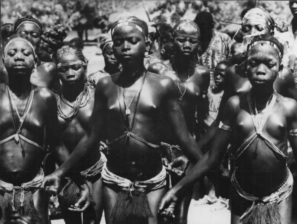 Set del film "Africa ama" - Regia Alfredo Castiglioni, Angelo Castiglioni, Guido Guerrasio, Oreste Pellini - 1971 - Un gruppo di donne indigene