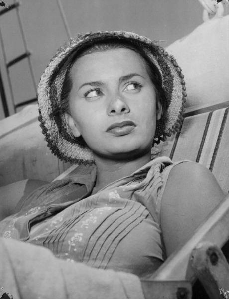 Scena del film "Africa sotto i mari" - Regia Giovanni Roccardi - 1952 - L'attrice Sophia Loren