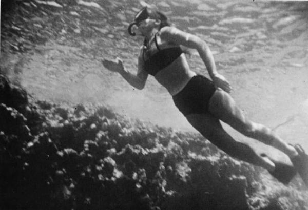 Set del film "Africa sotto i mari" - Regia Giovanni Roccardi - 1952 - Ripresa subacquea di una donna in costume, pinne ed occhiali