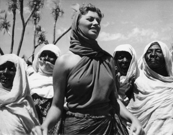 Scena del film "Africa sotto i mari" - Regia Giovanni Roccardi - 1952 - L'attrice Sophia Loren tra alcune donne indigene
