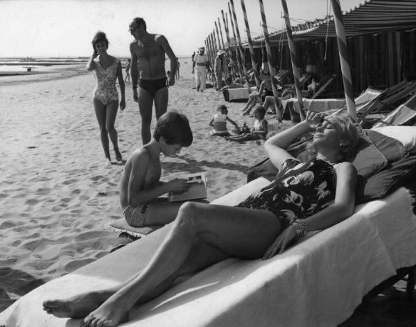 Scena del film "Agostino" - Regia Mauro Bolognini - 1962 - Gli attori Paolo Colombo e Ingrid Thulin in spiaggia