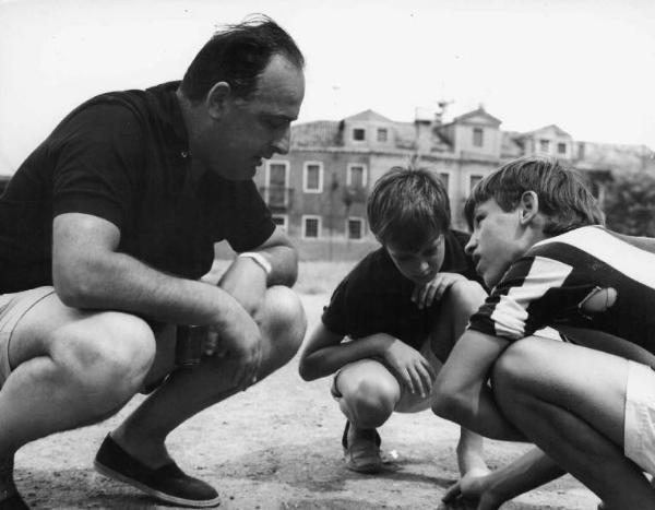 Scena del film "Agostino" - Regia Mauro Bolognini - 1962 - L'attore Paolo Colombo con un bambino e un attore non identificato