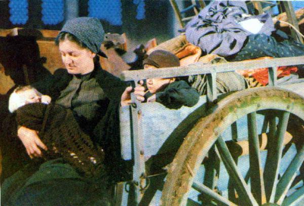 Set del film "L'albero degli zoccoli" - Regia Ermanno Olmi - 1978 - Una donna e due bambini su un carretto