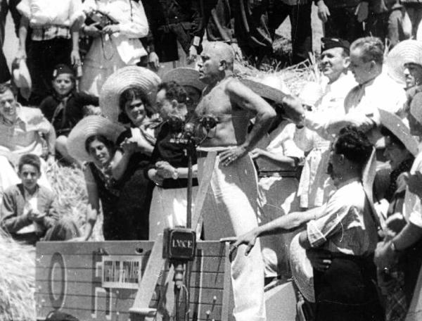 Scena del documentario "All'armi, siam fascisti" - Regia Lino Del Fra - 1962 - Benito Mussolini a petto nudo su un palco durante un comizio