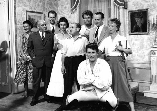 Scena del film "Al servizio dell'imperatore" - Regia Caro Canaille - 1957 - L'attore Roberto Risso e attori non identificati